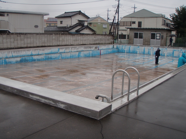 北本市立　西小学校プール